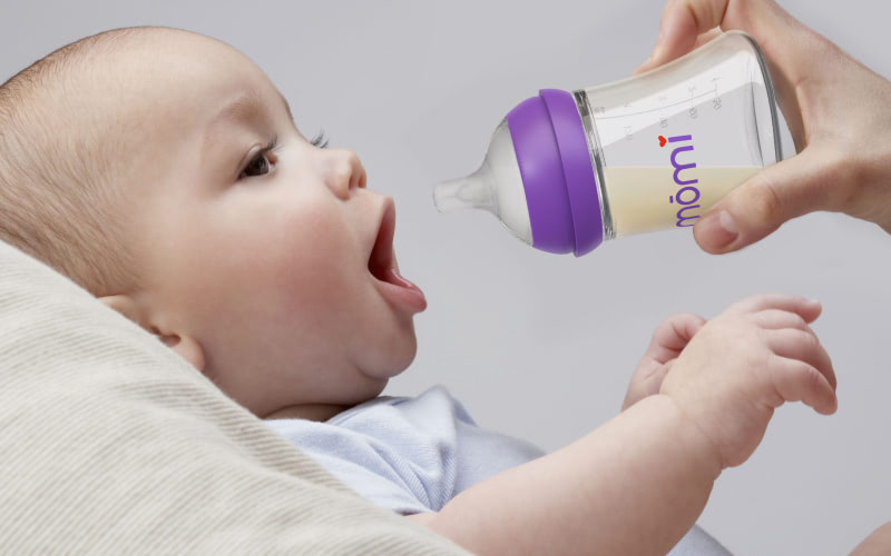 Feeding a baby using the MOMI baby bottle